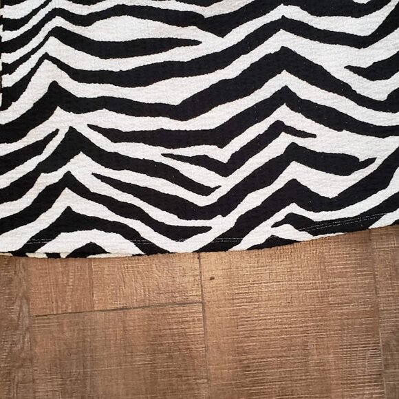 LOFT Ann Taylor Women's Tiger Animal Print Textured Ruffle Top Size M - Picture 7 of 8